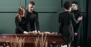 Atuendo funerario apropiado para mujeres